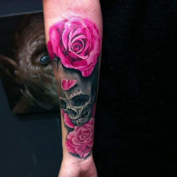 手臂彩色生动逼真的骷髅头与玫瑰纹身图案
