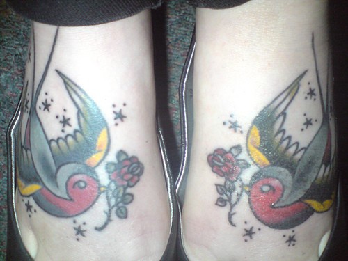 女性脚背彩色两只漂亮的燕子纹身图片