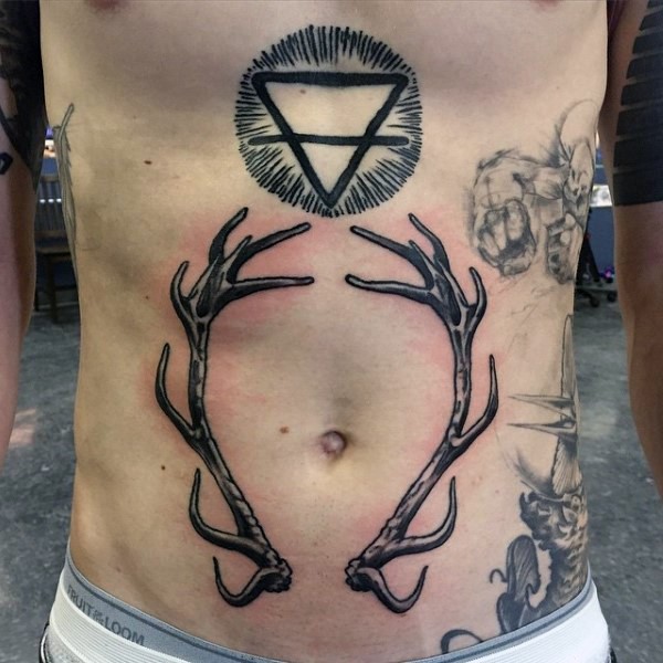 腹部神秘的三角形符号和鹿的角纹身图案