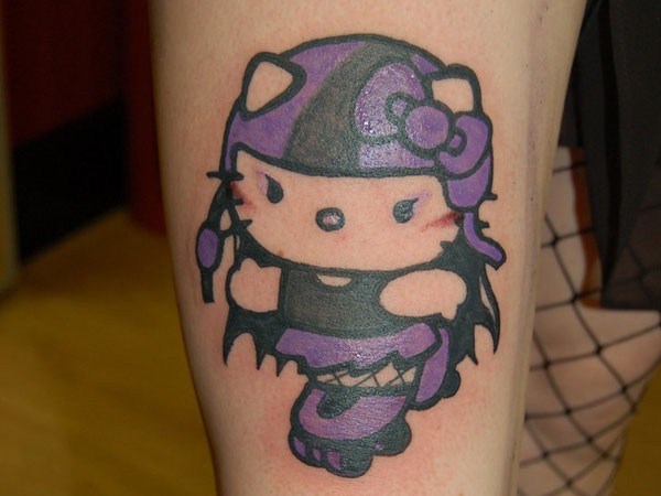 腿部卡通紫色凯蒂猫滚轮纹身图案