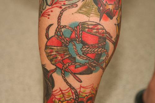 腿部彩色爱心与绳索纹身图案