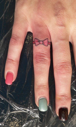 手指上的小蝴蝶结纹身图案