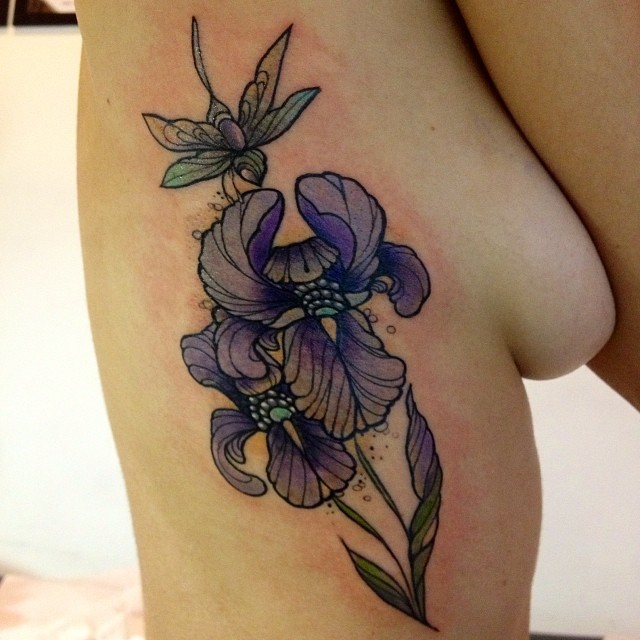 侧肋漂亮的紫罗兰鸢尾花纹身图案