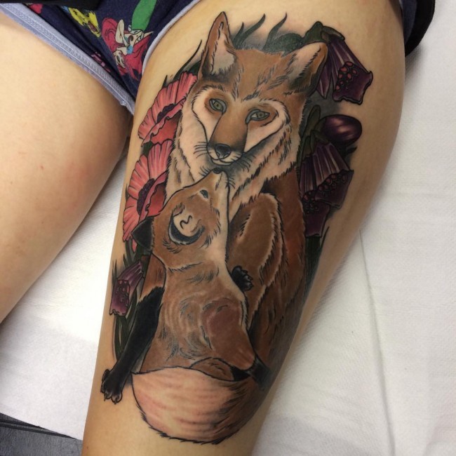 大腿彩绘狐狸家庭和鲜花纹身图案