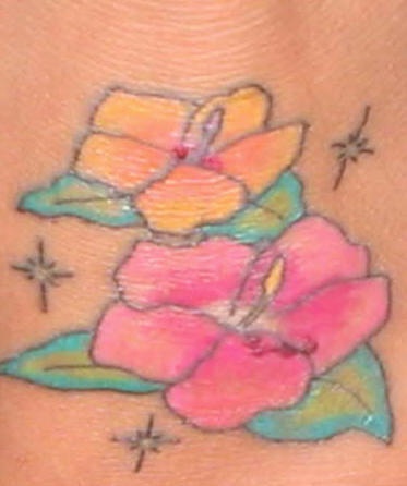 手臂彩色卡通的木槿花纹身图案