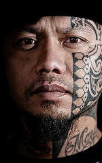 男子脸部波利尼西亚纹身图案