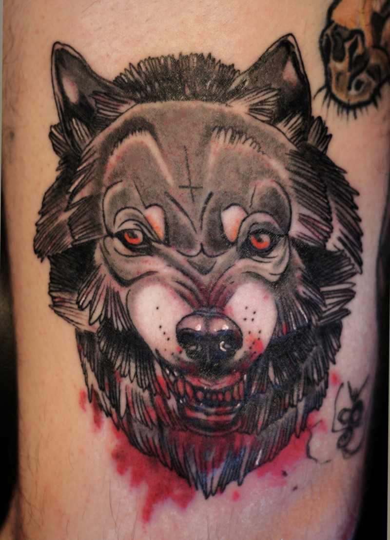 血腥的狼头和小十字架纹身图案