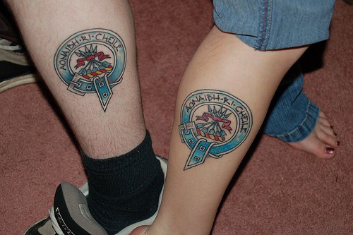 小腿彩色家庭符号纹身图案