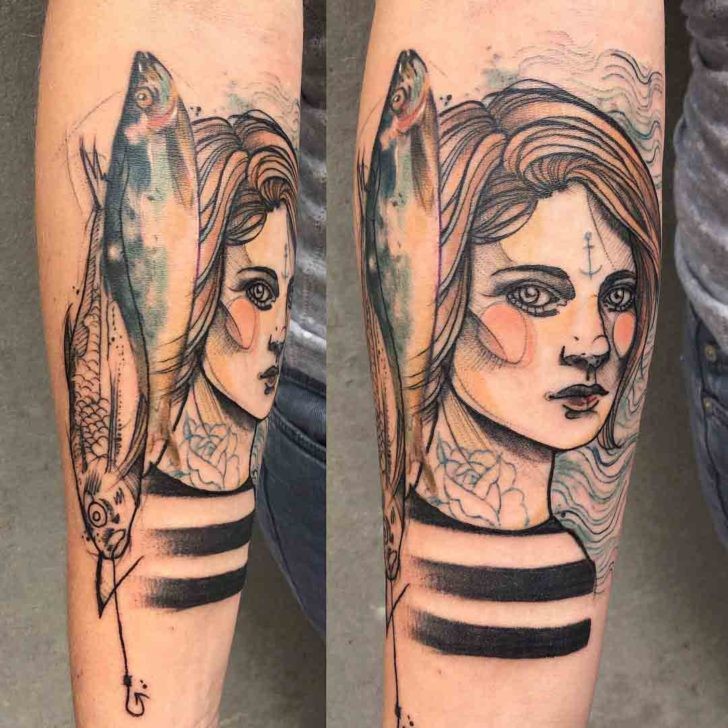 手臂素描风格的彩色女人与鱼类纹身图案