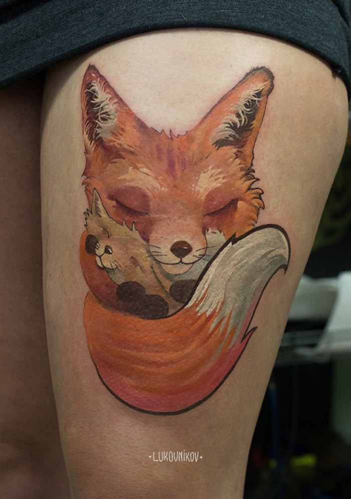 大腿插画风格彩色狐狸家族纹身图案