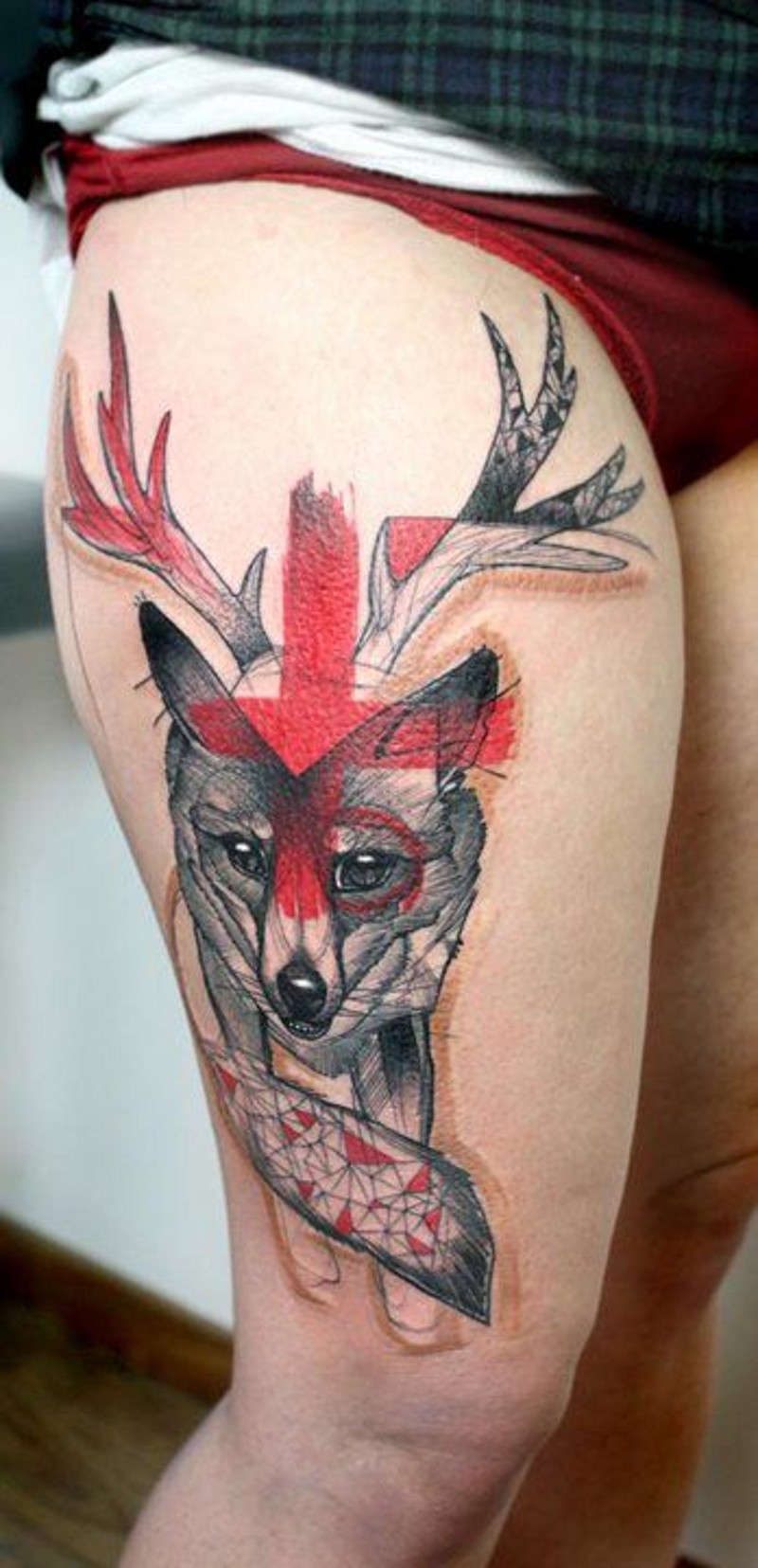 女性腿部彩绘半色狐狸纹身图案