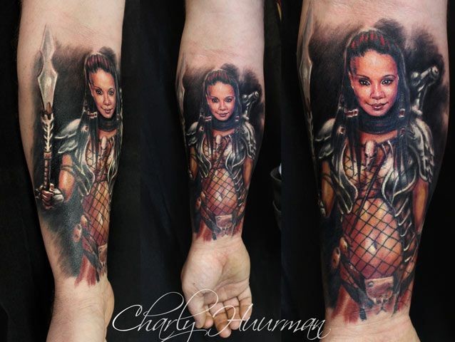 手臂现实主义风格的彩色女战士纹身