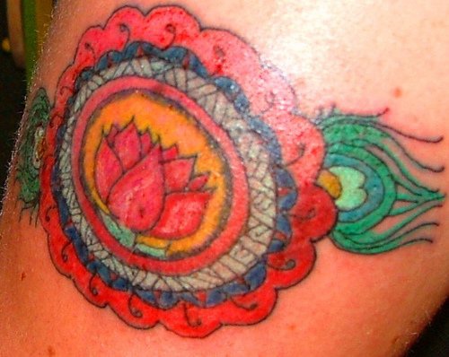 肩部彩色神圣的红莲花纹身图案