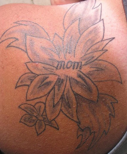 肩部灰色花朵与英文妈妈纹身图案