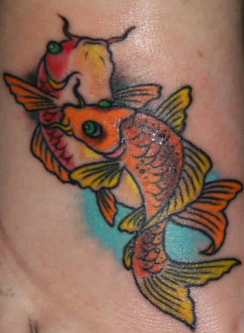 手臂彩色简约的二鱼纹身图案