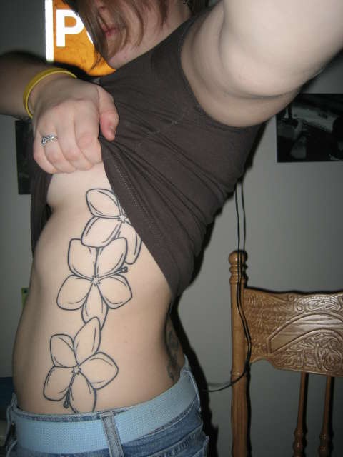 女性腰部简约的芙蓉花轮廓纹身