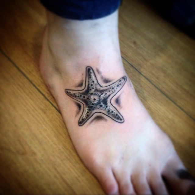 脚背不寻常的黑白海星纹身图案