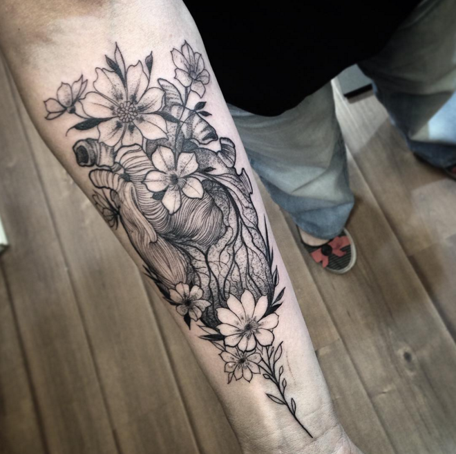 手臂灰色墨水雕刻风格心脏与花朵纹身