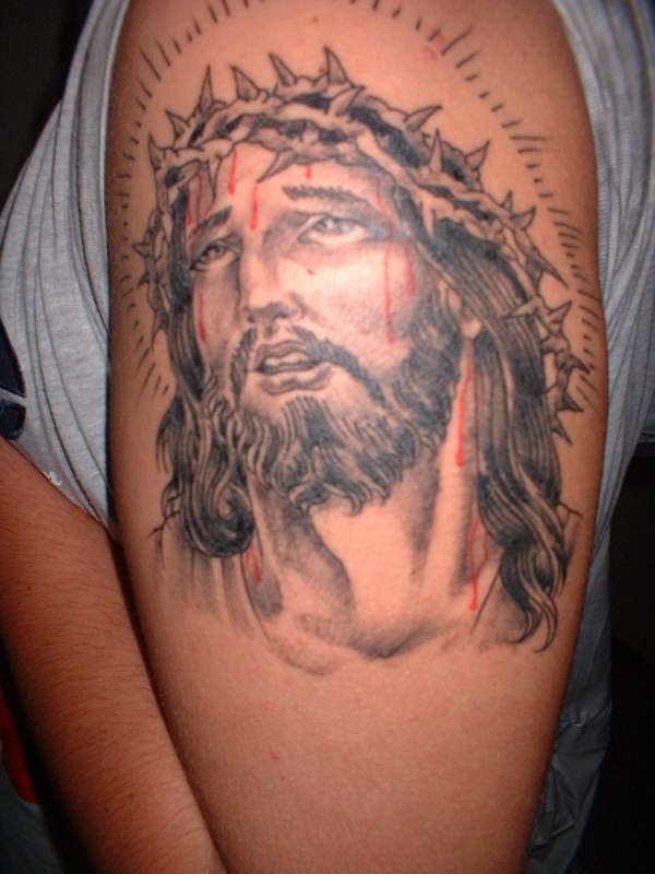 肩部棕色头上有血的耶稣纹身图案