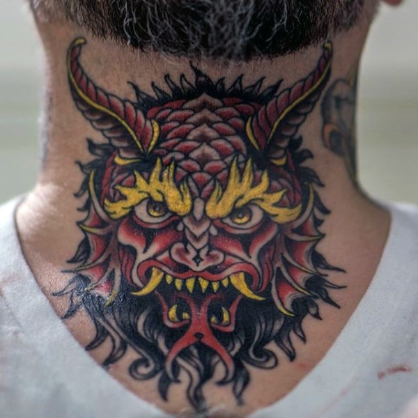 男性颈部彩色魔鬼头纹身图案