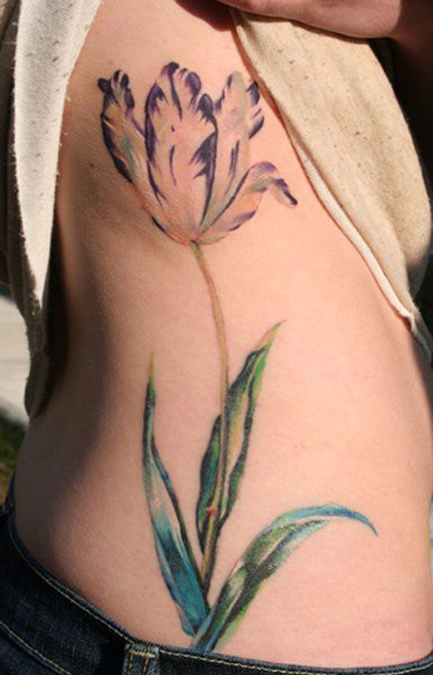 女性腰侧紫色郁金香花纹身图案