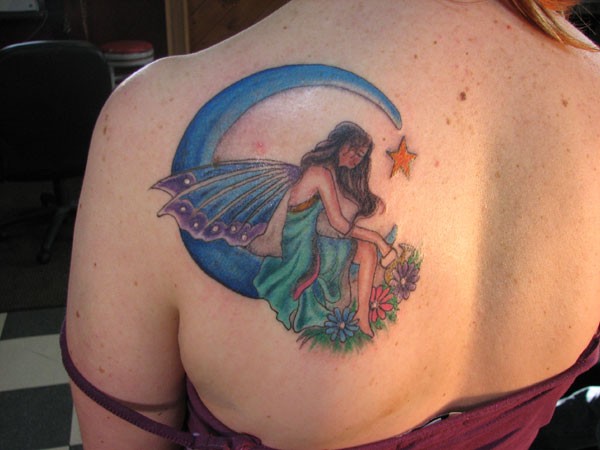 女生背部彩色精灵坐在月亮上纹身图案