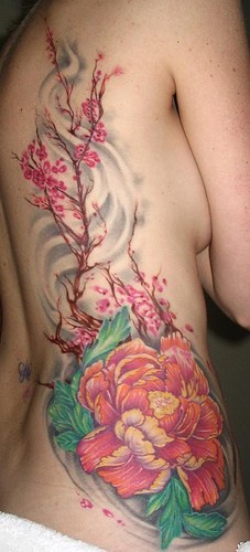 女性腰部彩色大花和樱花树纹身图片