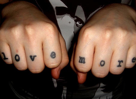 情侣指尖上的英文字母纹身图案