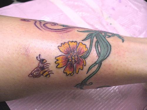 腿部彩色花朵和蜜蜂纹身图案
