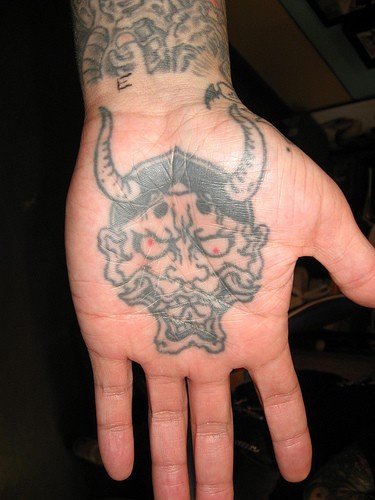 手心可怕的恶魔纹身图案
