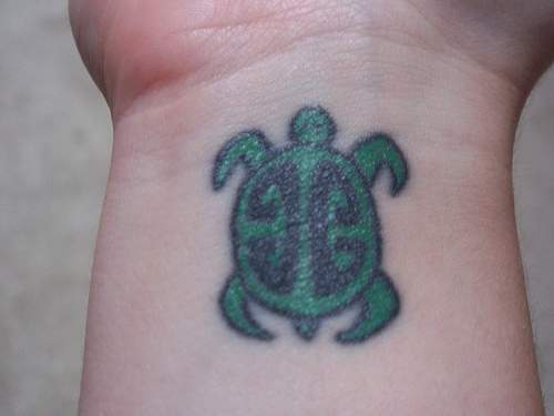 手腕彩色小绿龟纹身图案