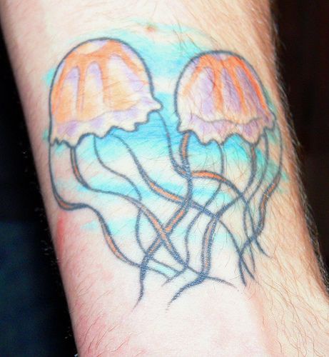 手臂彩色漂亮的水母纹身图片