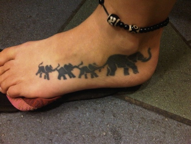 脚背个性的大象家庭纹身图案