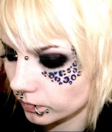 女生面部豹纹彩色纹身图案