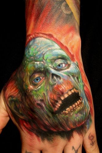手背多彩的僵尸脸纹身图案