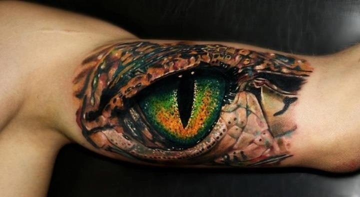 大臂内侧写实彩色鳄鱼眼睛纹身图案