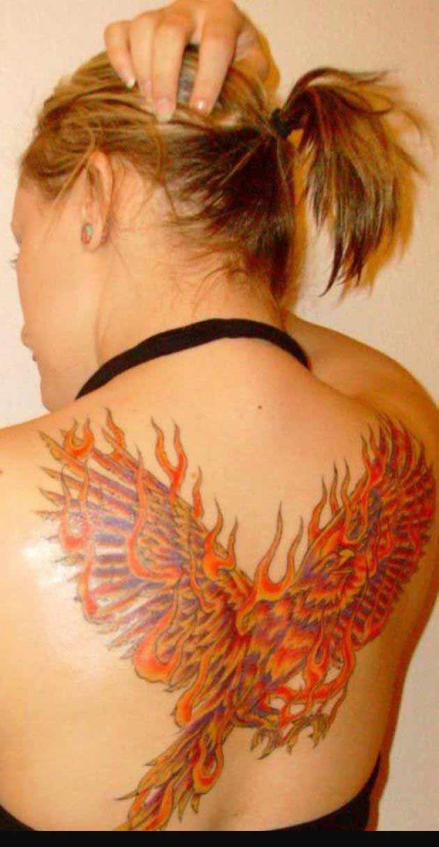 女性背部火凤凰纹身图案