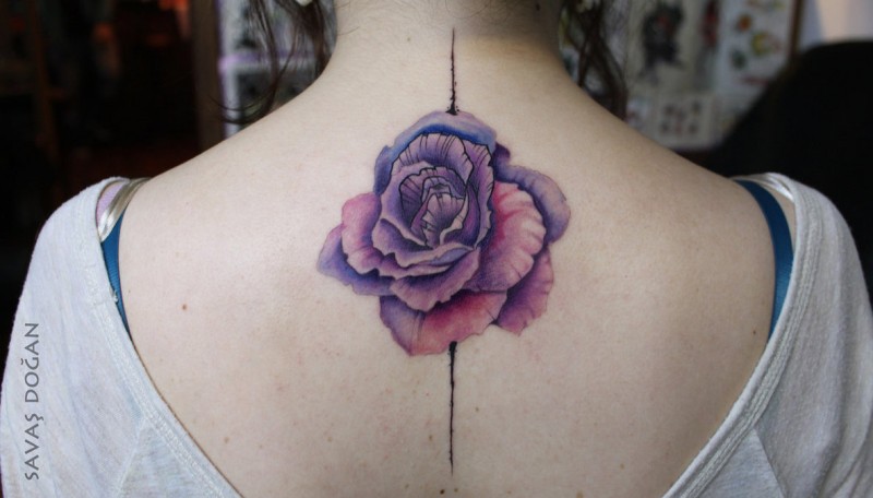 女性背部彩色逼真的玫瑰花纹身图案