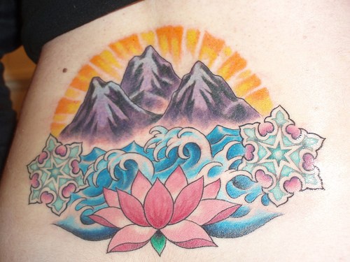 腰部彩色莲花与大山纹身图案