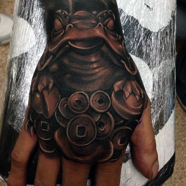 手背逼真的彩色神秘青蛙雕像纹身