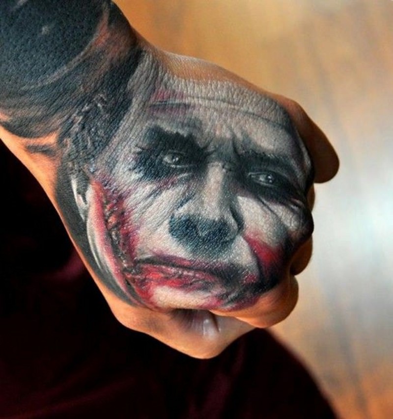 手背悲伤的小丑肖像彩色纹身图案