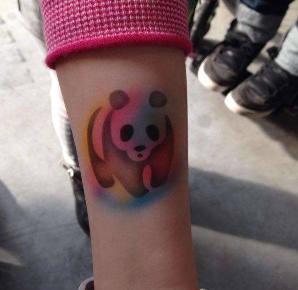 手臂自制像彩色熊猫剪影纹身图案