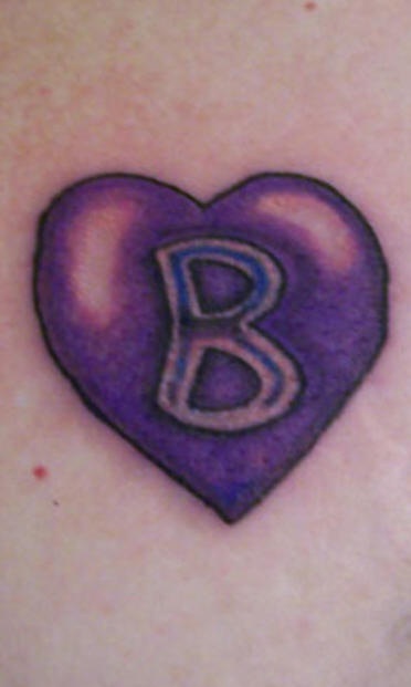肩部彩色紫爱心字母纹身图案