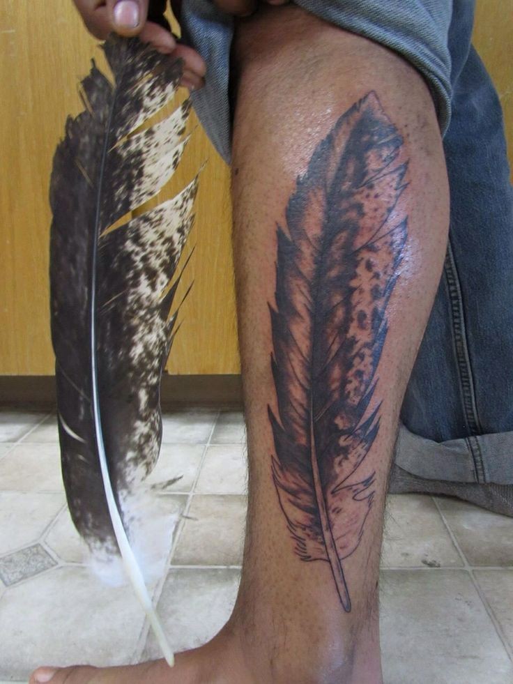 腿上巨大的鹰羽毛纹身图案