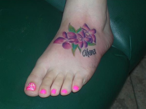 女性脚背彩色紫罗兰花纹身图案