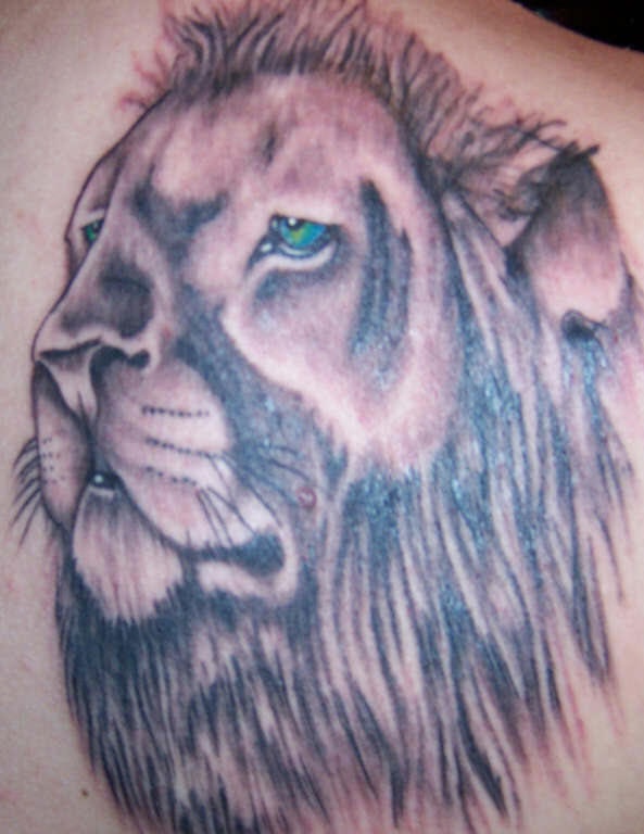 肩部棕色悲伤狮子头纹身图案