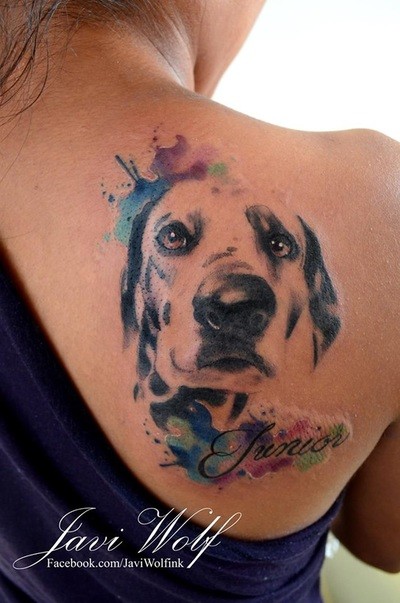 背部水彩画纪念式狗画像和字母纹身图案
