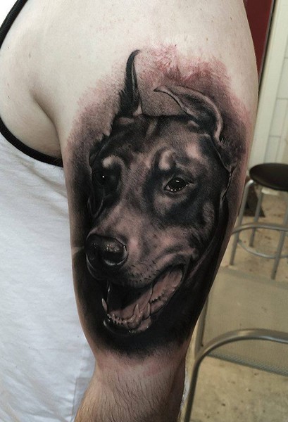 大臂一只狗头像纹身图案