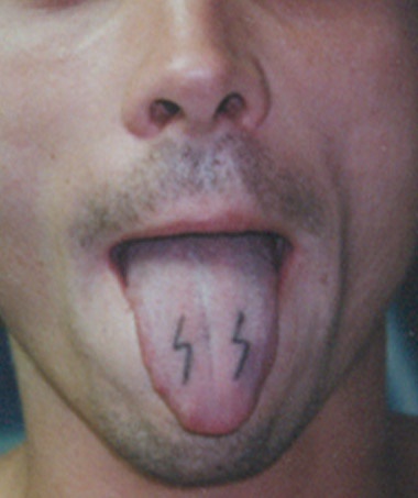 舌头上闪电线条纹身图案
