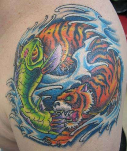 彩色阴阳八卦组合的鱼和老虎纹身图案